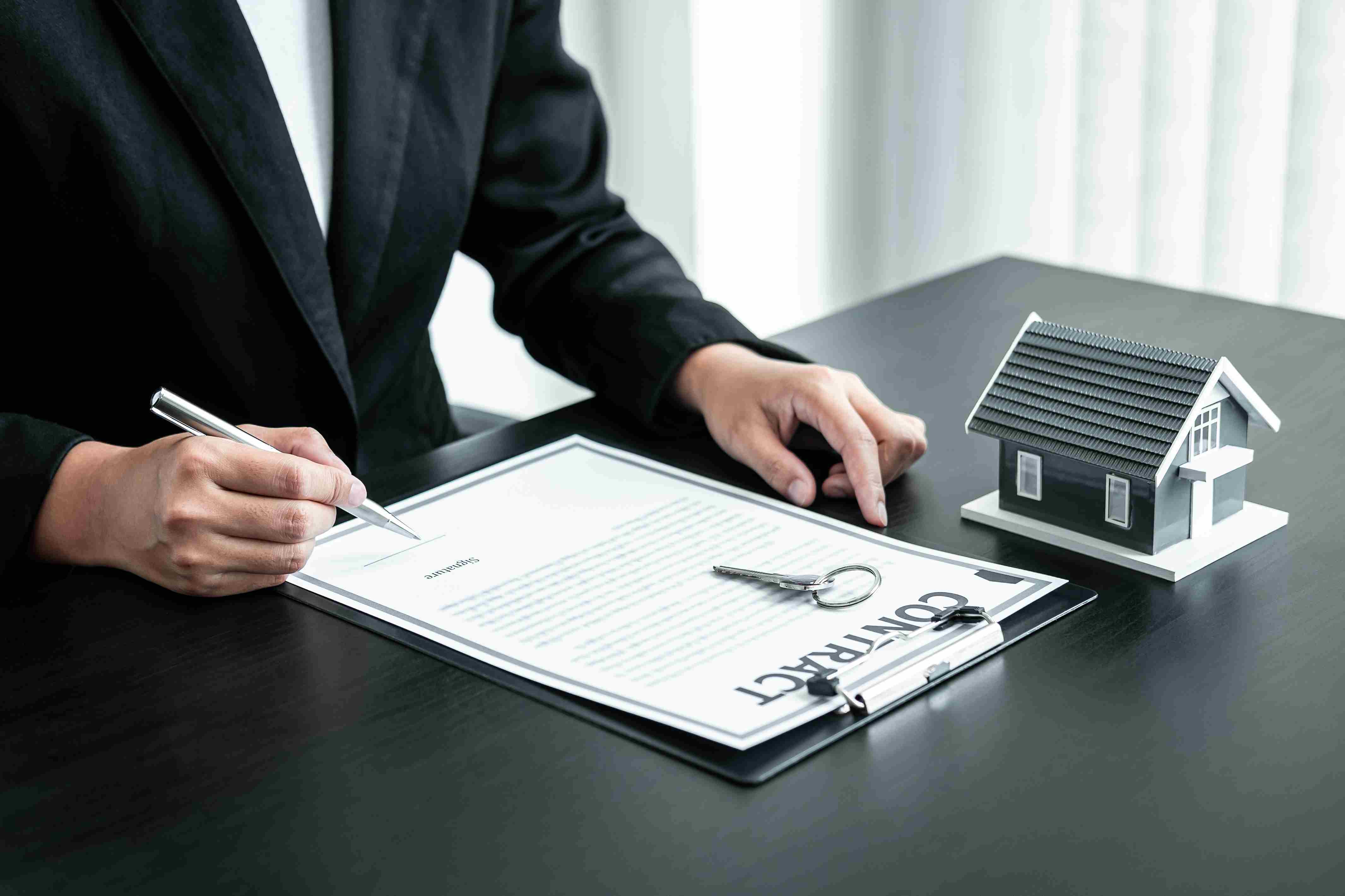 The Importance of Hiring a Real Estate Lawyer in Dubai for Safe Investments